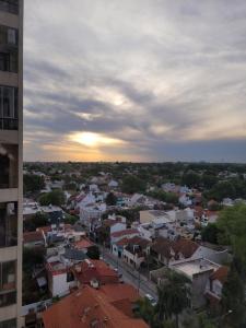 a view of a city with the sun setting at Hermoso departamento 2 amb sobre Avenida Maipu in Vicente López