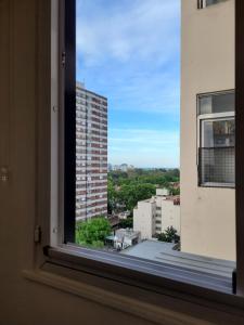 維森特洛佩斯的住宿－Departamento temporario en Olivos，从建筑的窗户欣赏美景