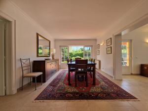 een eetkamer met een tafel en een stoel bij RENT4REST GOLF LOVERS PARADISE 4BR VILLA WITH Pool in Sintra