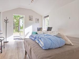 ein Sofa mit Kissen darauf im Wohnzimmer in der Unterkunft Holiday home Nexø XLI in Neksø