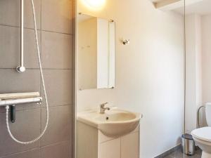 ein Bad mit einem Waschbecken und einem WC in der Unterkunft Holiday home Nexø XLI in Neksø