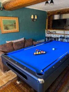 a pool table in a living room next to a couch at Auron Chalet Casanova centre et pistes à pied in Auron