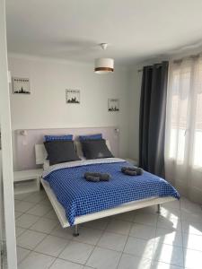 - une chambre avec un lit et 2 serviettes dans l'établissement Appartement confortable près de la plage Catalane et Pharo, à Marseille