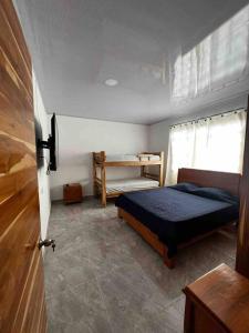 um quarto com uma cama e uma janela em Apt 2 Hab con Piscina Privada! Cerca a Playa em San Antero