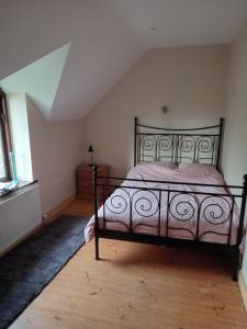 1 dormitorio con 1 cama en una habitación en Coastal village retreat en Castletownshend