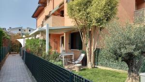 een huis met een hek en een tafel en stoelen bij Casarelax in Abano Terme