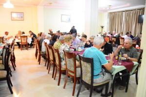 un gruppo di persone seduti ai tavoli in una stanza di Consolar International Hotel ad Axum
