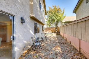 un patio con 2 sillas junto a un edificio en Pet-Friendly Citrus Heights Home Fenced Backyard!, en Citrus Heights