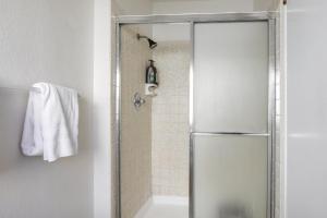 una ducha con puerta de cristal en un baño en Pet-Friendly Citrus Heights Home Fenced Backyard!, en Citrus Heights 20 fotos más