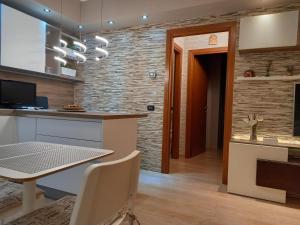 eine Küche mit einem Tisch und einem Esszimmer in der Unterkunft Casarelax in Abano Terme