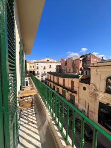 vista dal balcone di un edificio di Valguarnera Suites & Apartments a Palermo