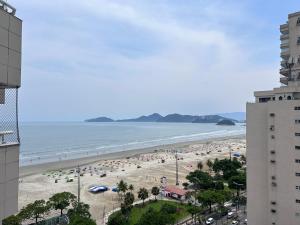 una vista de una playa con mucha gente en Apartamento no Mercure - canal 3 en Santos