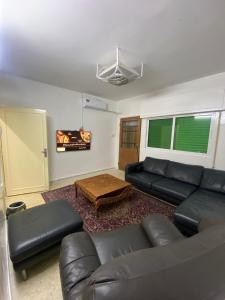 uma sala de estar com um sofá e uma mesa em شقه مفروشه مميزه em Irbid