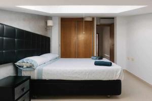 - une chambre avec un grand lit dans l'établissement Frente a Puerto Azahar 3, à Grao de Castellón