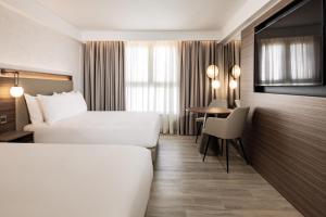 AC Hotel by Marriott St Julian's tesisinde bir odada yatak veya yataklar