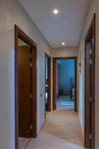 un corridoio con due porte e un corridoio con una camera di Prestigia golf city porte agate a Marrakech