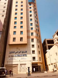 un grand bâtiment avec une écriture sur le côté dans l'établissement فندق الزائر الأخيار الفندقية, à La Mecque