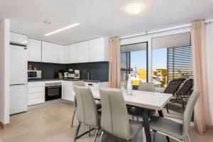a kitchen and dining room with a table and chairs at Apartamento Panorama Mar in Punta Prima