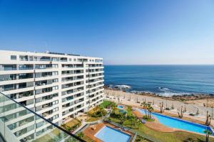 a view of a building and the ocean at Apartamento Panorama Mar in Punta Prima