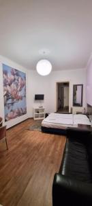 Un dormitorio grande con una cama y un sofá. en Albert rooms, en Berlín