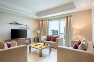 Sjónvarps- og/eða afþreyingartæki á Marriott Executive Apartments City Center Doha