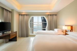 Rúm í herbergi á Marriott Executive Apartments City Center Doha