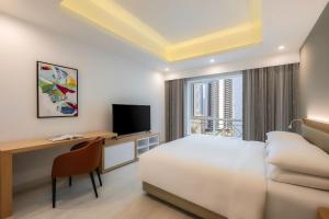 Rúm í herbergi á Marriott Executive Apartments City Center Doha