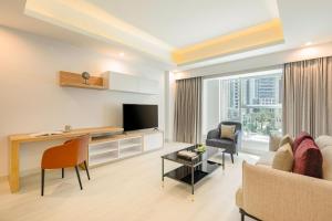 Sjónvarps- og/eða afþreyingartæki á Marriott Executive Apartments City Center Doha