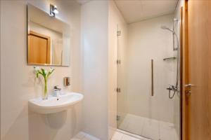 Baðherbergi á Marriott Executive Apartments City Center Doha