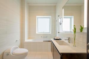 Baðherbergi á Marriott Executive Apartments City Center Doha