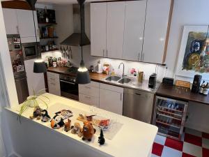 斯德哥爾摩的住宿－Apartment in the middle of So-Fo, Södermalm, 67sqm，厨房配有餐桌和雕像
