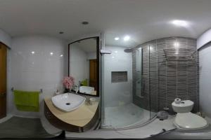 a bathroom with a sink and a shower and a toilet at Apartamento Luxury frente al mar in Cartagena de Indias