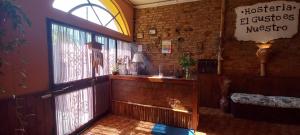 Habitación con bar en un edificio con ventanas en Hostería El Gusto Es Nuestro en Capilla del Monte