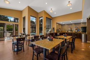 a restaurant with tables and chairs and a kitchen at Best Western Diamond Bar Hotel & Suites in Diamond Bar