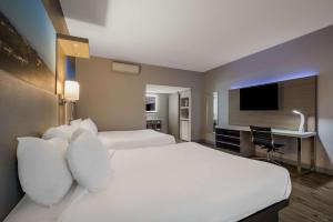 Un pat sau paturi într-o cameră la Best Western Diamond Bar Hotel & Suites