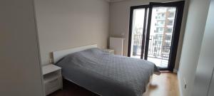 um quarto com uma cama e uma grande janela em Diamond Apartment 158- Luxury in Skopje em Skopje