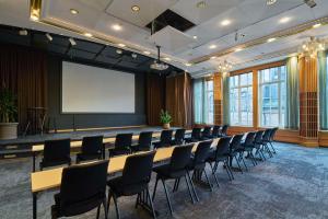 una sala de conferencias con una mesa larga y sillas en Scandic Plaza Umeå, en Umeå