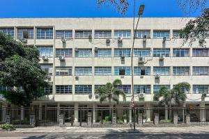 un gran edificio con una valla delante en Conforto e praticidade na Gávea -por Casapē en Río de Janeiro