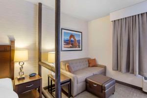 Posezení v ubytování Quality Suites Moab near Arches National Park