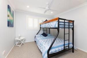 een slaapkamer met 2 stapelbedden in een kamer bij Wallis Lake Retreat-Between the ocean and the lake in Tiona
