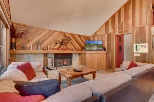 een woonkamer met 2 banken en een open haard bij Club 151- Hot Tub- Pet Friendly- Easy Winter Access in Tahoe City