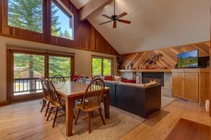 Fotografie z fotogalerie ubytování Club 151 at Dollar Point by Tahoe Getaways - Pet-Friendly 4BR w Hot Tub & Fenced Yard v destinaci Tahoe City