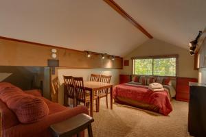 Postel nebo postele na pokoji v ubytování Club 151 at Dollar Point by Tahoe Getaways - Pet-Friendly 4BR w Hot Tub & Fenced Yard