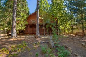 Zahrada ubytování Club 151 at Dollar Point by Tahoe Getaways - Pet-Friendly 4BR w Hot Tub & Fenced Yard