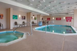 eine Whirlpool-Badewanne in einem Hotelzimmer in der Unterkunft Drury Inn & Suites Terre Haute in Terre Haute