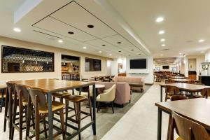 a restaurant with tables and chairs and a bar at Drury Plaza Hotel Columbus Downtown in Columbus