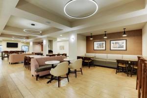 Uma TV ou centro de entretenimento em Drury Plaza Hotel Columbus Downtown