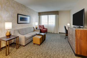 Uma TV ou centro de entretenimento em Drury Plaza Hotel Columbus Downtown