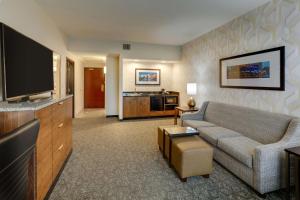 Uma TV ou centro de entretenimento em Drury Plaza Hotel Columbus Downtown