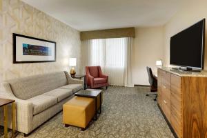 Uma TV ou centro de entretenimento em Drury Plaza Hotel Columbus Downtown
